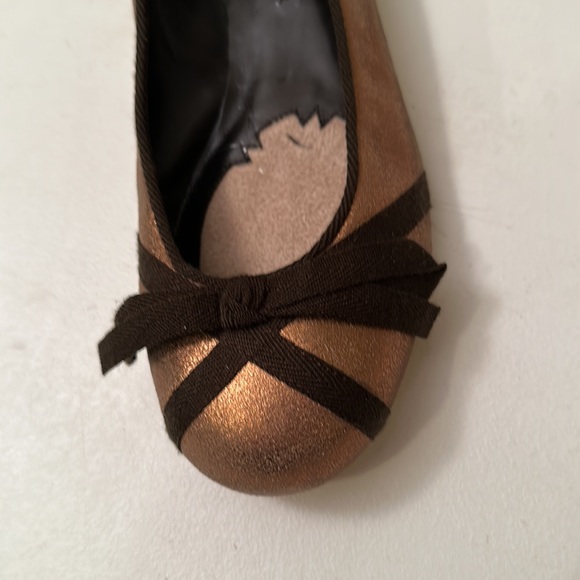 MAX STUDIO great pair of flat gold with brown bow. Extra cushion for comfort. - Picture 2 of 3